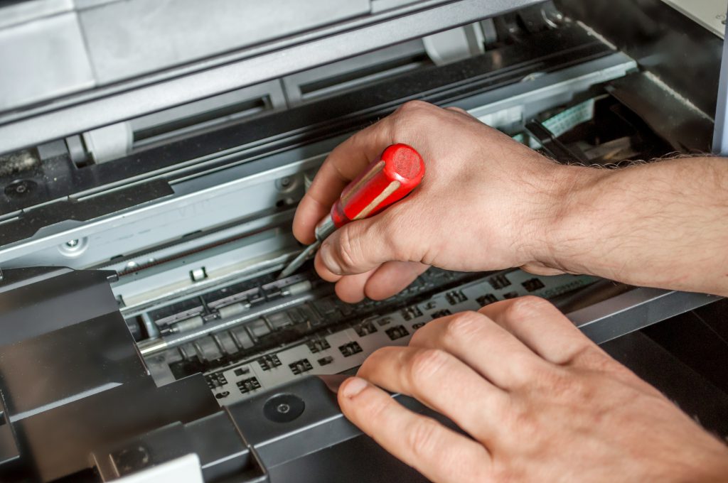 Dlaczego warto naprawiać drukarki w serwisie?